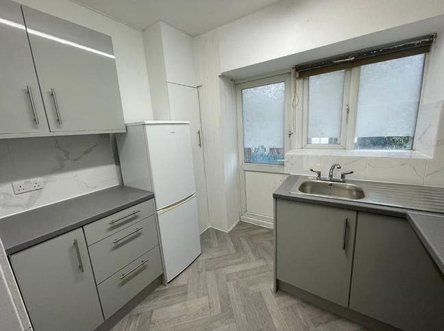 Beautifully presented 3-bedroom flat in NW10 Main Photo