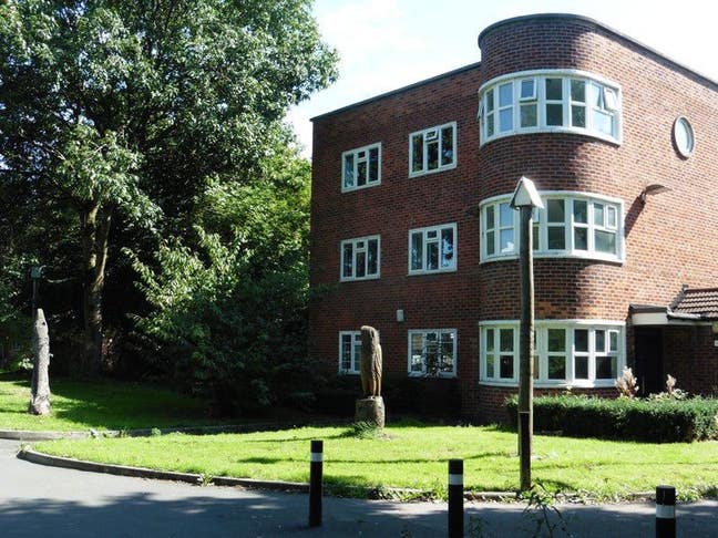 Large, central 3 bed with balcony. Main Photo