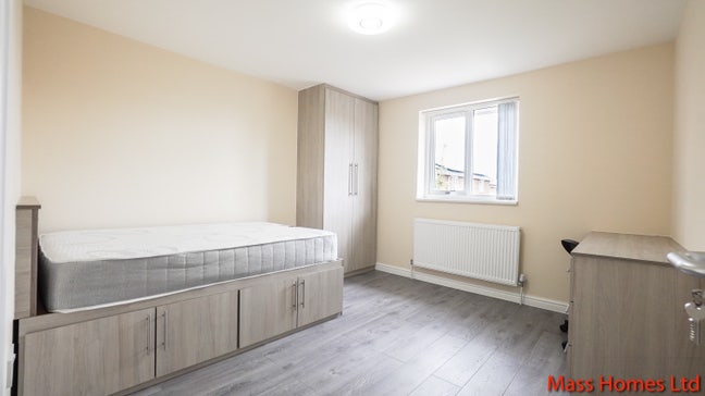**ParrsWood Rd NEW Double Rooms Available**  Main Photo