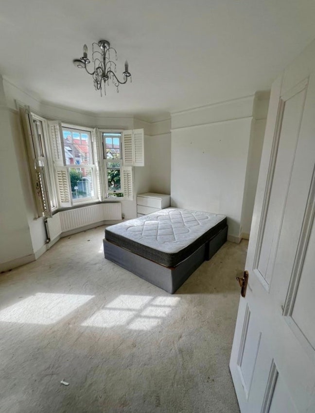 Double room available in friendly Wimbledon house Main Photo