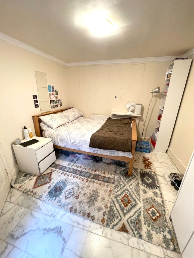 Room in Shepherds Bush Available Main Photo