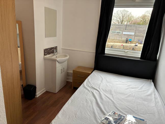 Double Room in shared house. BILLs included  Main Photo