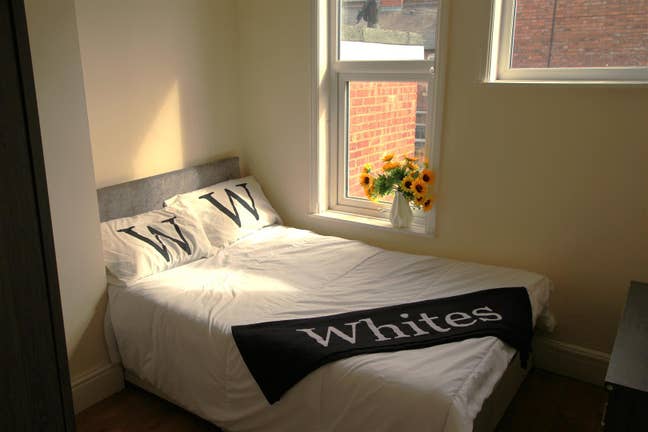 Central Location Double Room  Main Photo