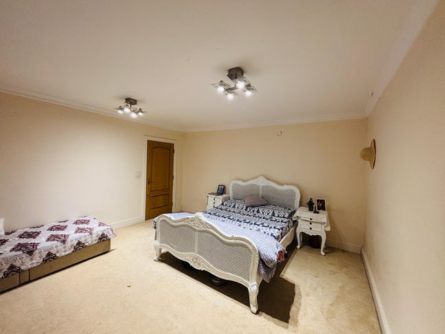 Large Room available for single/couple occupancy  Main Photo