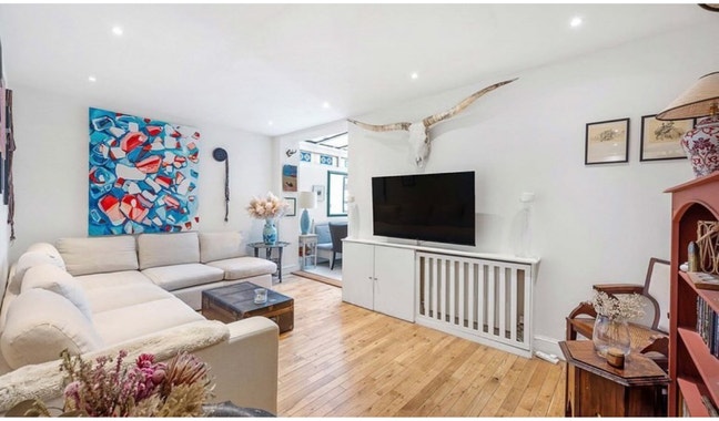 Double room with own bathroom available in Chelsea Main Photo