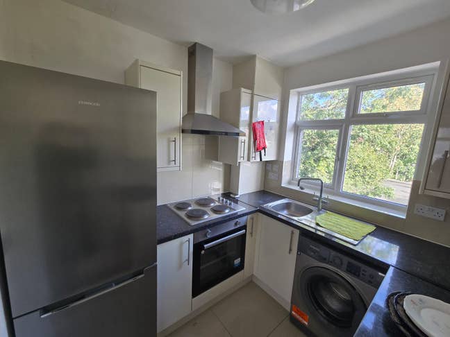 Ensuite Room – Newly Renovated & Bright Main Photo