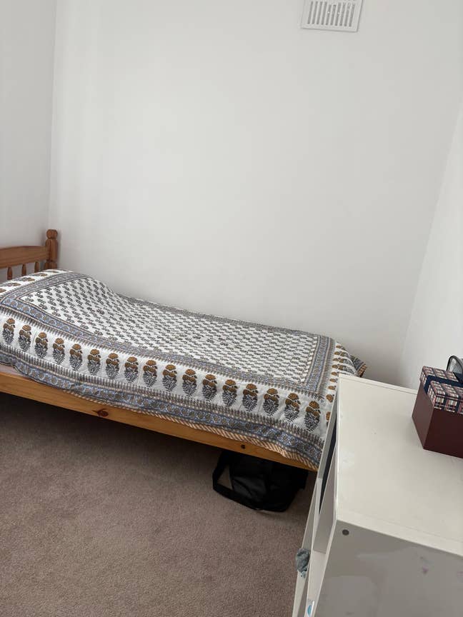 Single room in family house Main Photo