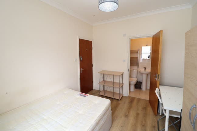 En-Suite+Double Room –1 Minute🚶Piccadilly Line Main Photo