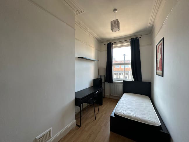 ✨ Bright Room in Friendly Professional Flatshare ✨ Main Photo