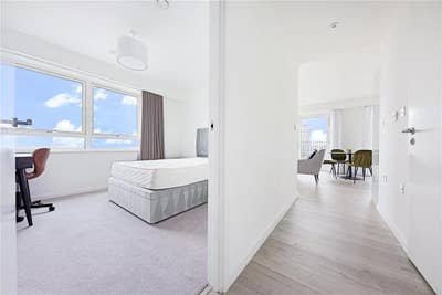 Room to Rent: Ensuite Bedroom in Modern 2-Bed Flat Main Photo
