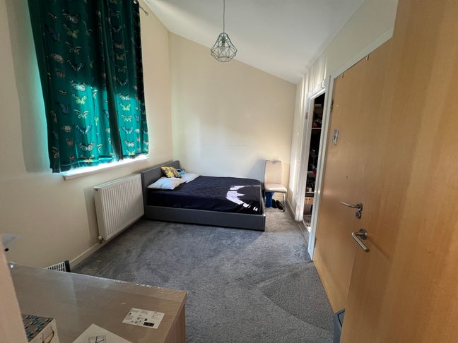 En-suite furnished room in Craigmiller  Main Photo