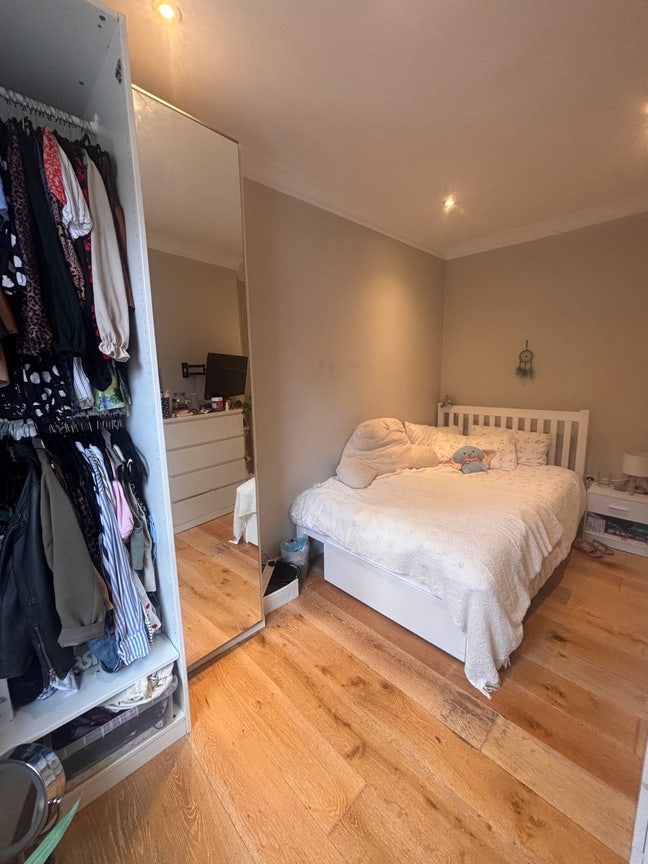 Double room in 5 bed flat Main Photo
