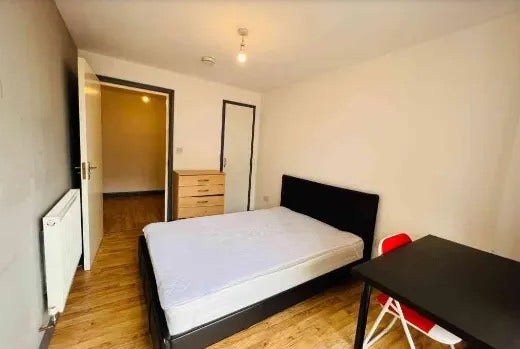 3 Bed Apartment With Balcony In Whitechapel, E1 Main Photo