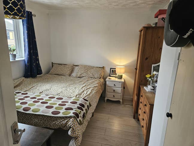 Double room for short term let / females only Main Photo