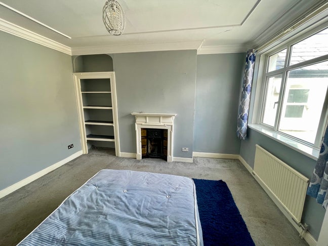 Double room close to Hospital, Station.  Bills inc Main Photo