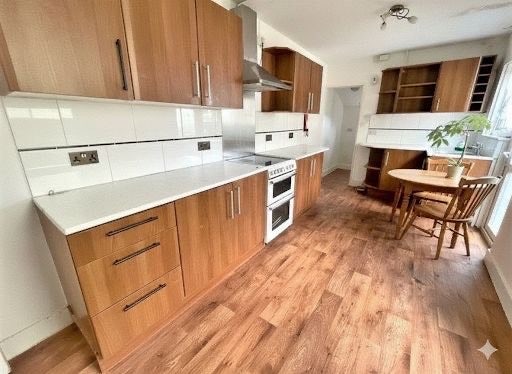 Entire  5 Bed house by Hospital & Station  Main Photo