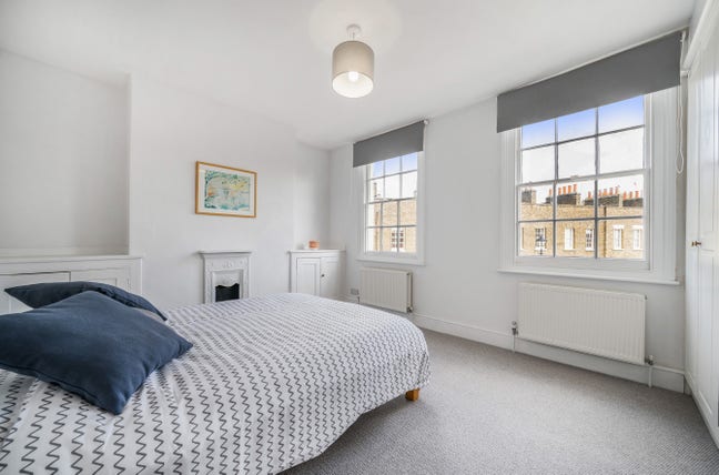 Lovely Character 2-bed house Central quiet Zone 1  Main Photo