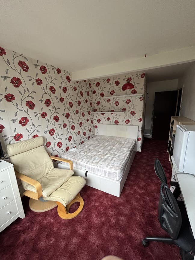 Large room en suite with private off road parking Main Photo