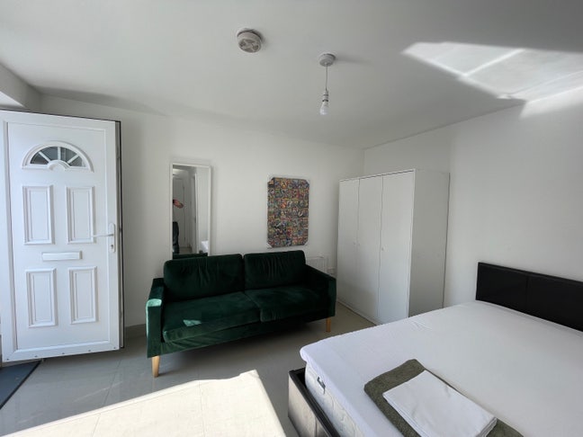 New Studio Flat NW4 Modern All Inc Main Photo