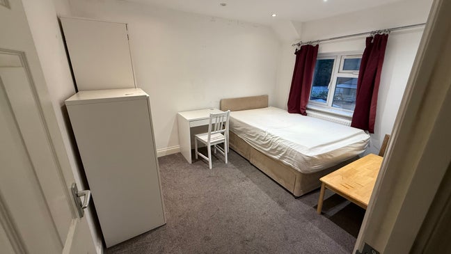 Spacious room available in Kingston  Main Photo