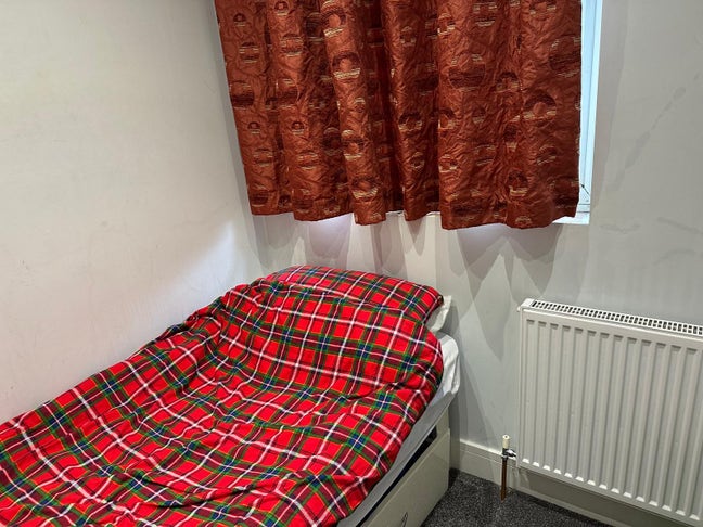 Single bedroom for rent on southall broadway  Main Photo