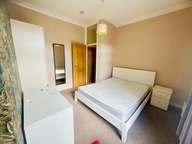 Lovely Large Double Room,  Available Now Main Photo