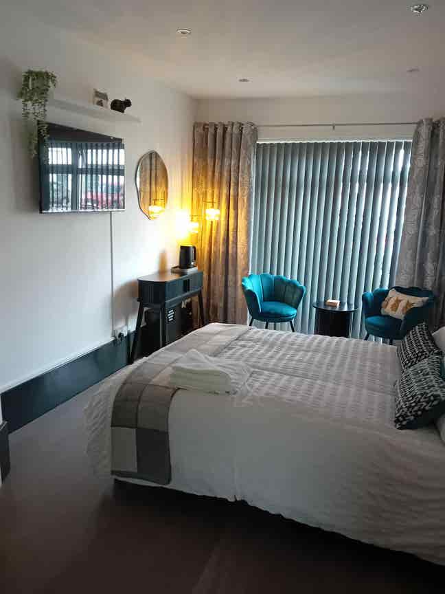Large room with ensuite. Private entrance, parking Main Photo