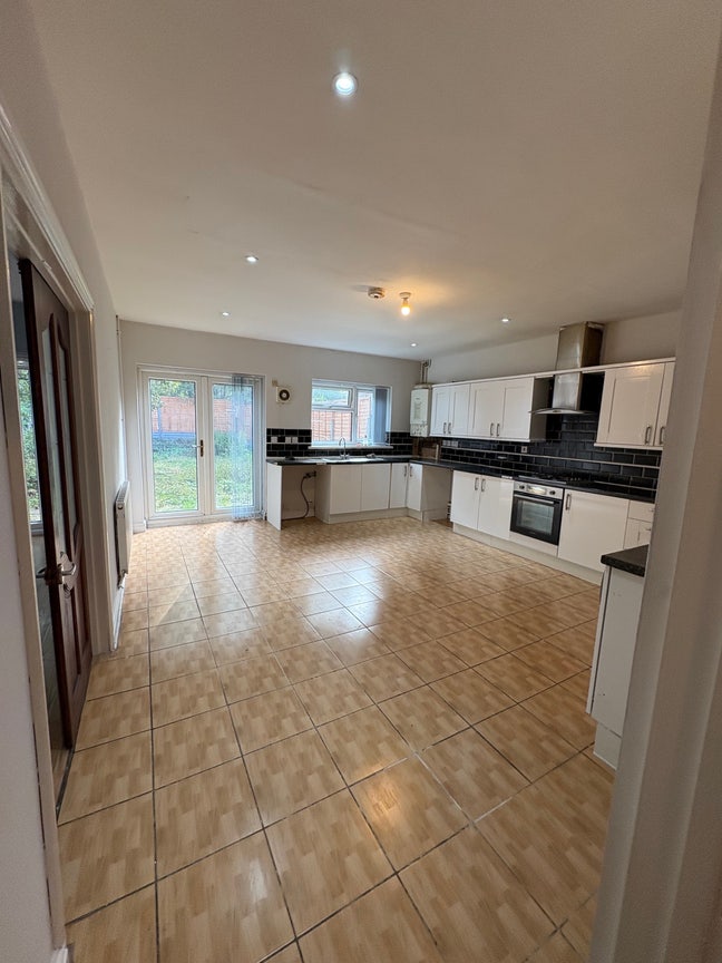 🏡 Large 7-Bedroom House Share. All Bills Included Main Photo