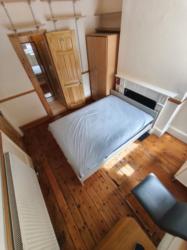 Room with Shower  in Manor House- Zone 2 Main Photo