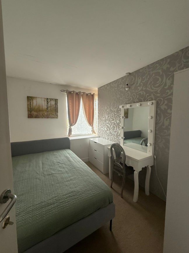 A bright and fully furnished single room is availa Main Photo