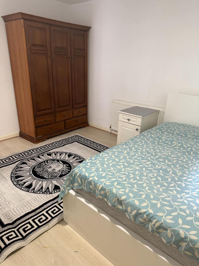 Large double room in a quiet & clean flat Main Photo