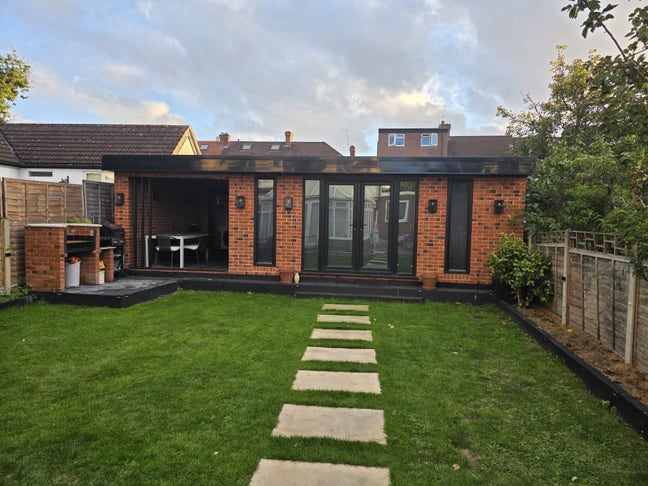 Modern studio flat in back garden Main Photo