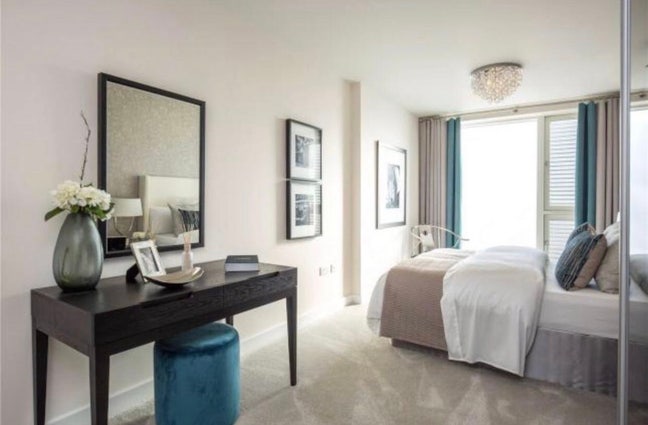 En-suit double bedroom in a new built apartment  Main Photo