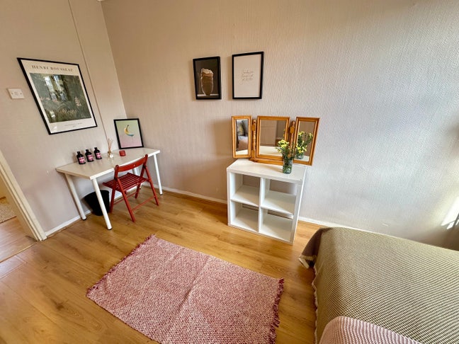 Incredible Offer-Available Today-Big Room-Central Main Photo