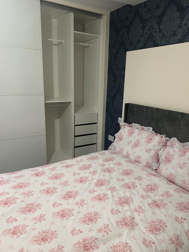Comfortable Double room with in built wardrobe. Main Photo