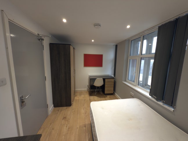Modern Double Bedroom in Leicester City Centre Main Photo