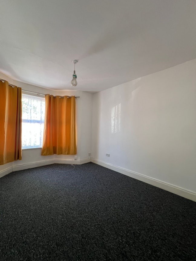E6, 4 rooms available  Main Photo