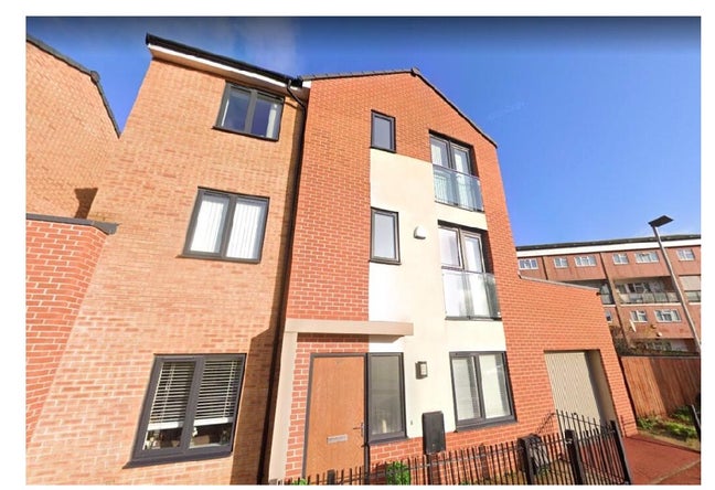 Shared 4 bed flat located in the heart of Victoria Main Photo