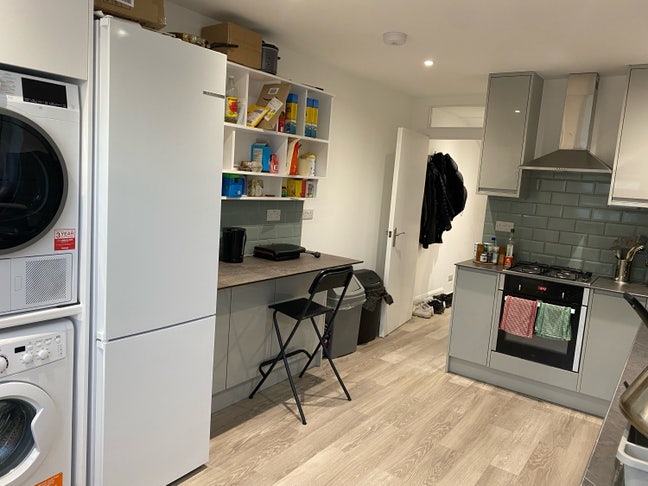 Beautiful room, period flat, 2 bath & balcony Main Photo