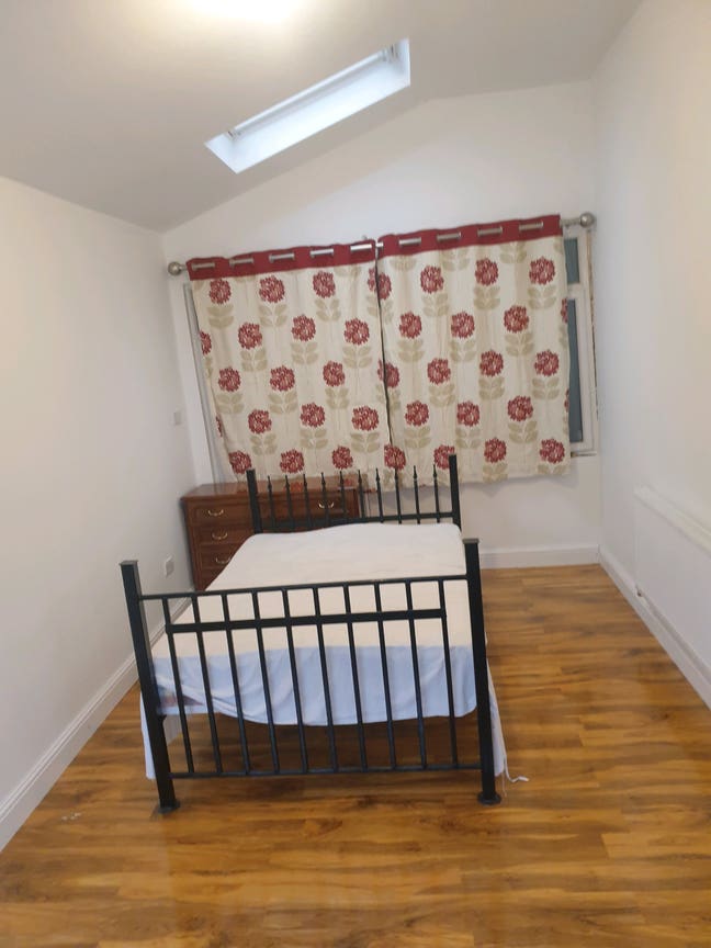 TO LET  Main Photo