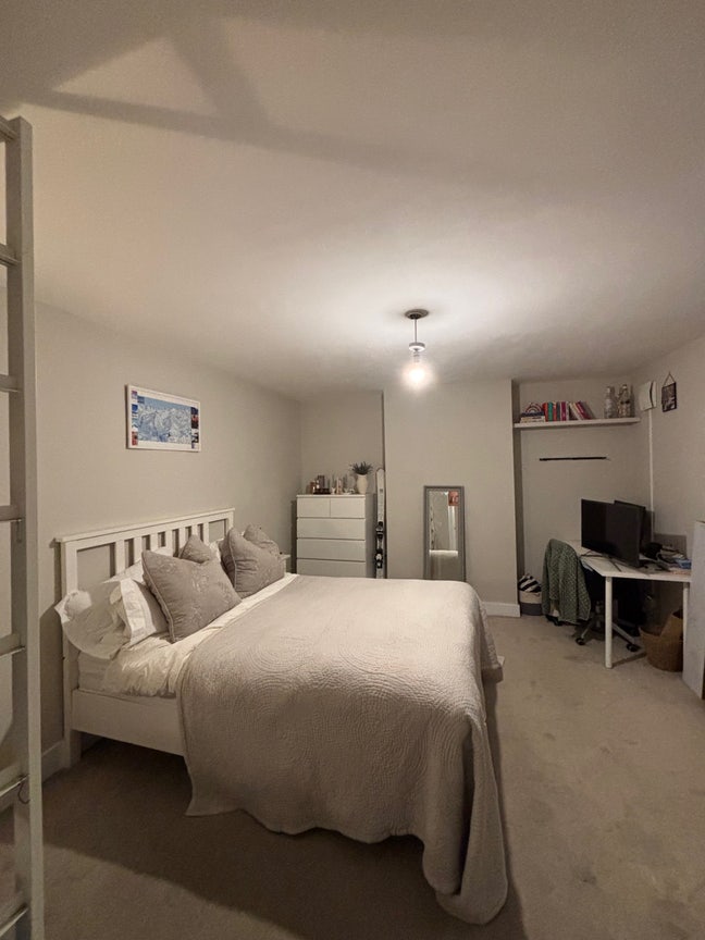 Big room in gorgeous Wandsworth town house  Main Photo