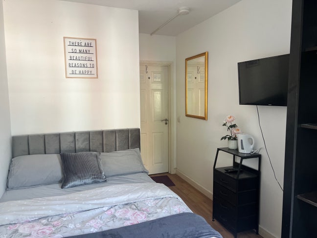 Ensuite + Parking • Own Entrance • Bills Incl  Main Photo