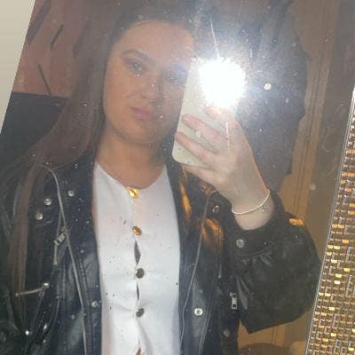 Professional Female seeks a single or double room Main Photo