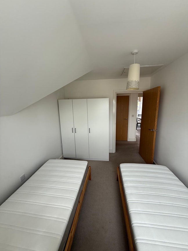 Double Room for rent in modern marlow apartment  Main Photo