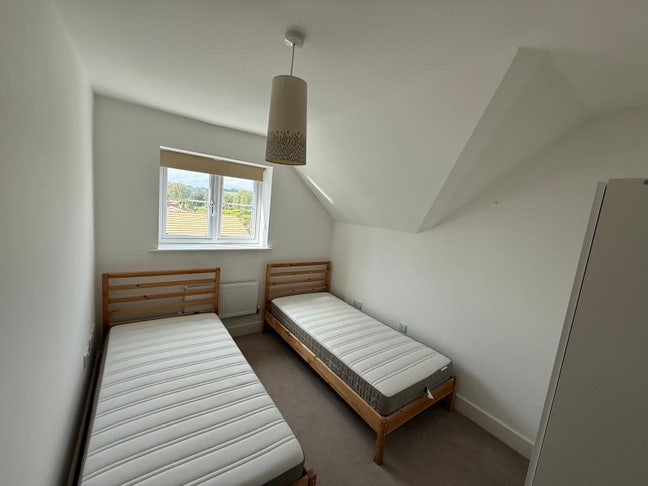 Room for rent in modern marlow apartment  Main Photo