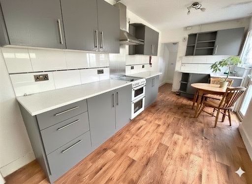 Entire  5 Bed house by Hospital & Station  Main Photo