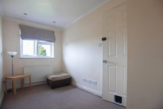 Small Double Room–Flexible & Welcoming Home Main Photo
