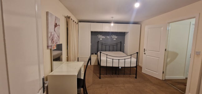 Spacious room with en-suite near Hospital Main Photo