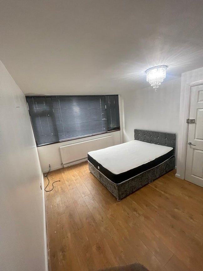 Double & Single Rooms To Let in Basildon Pitsea Main Photo