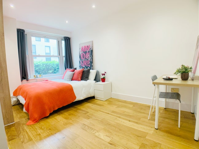 🔥 City Luxe Living – Ensuite Bliss Next to Liverp Main Photo